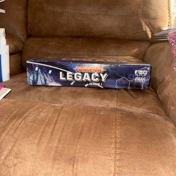 Pandemic Legacy Season 1 Board Game Blue Edition - Picture 3 of 5
